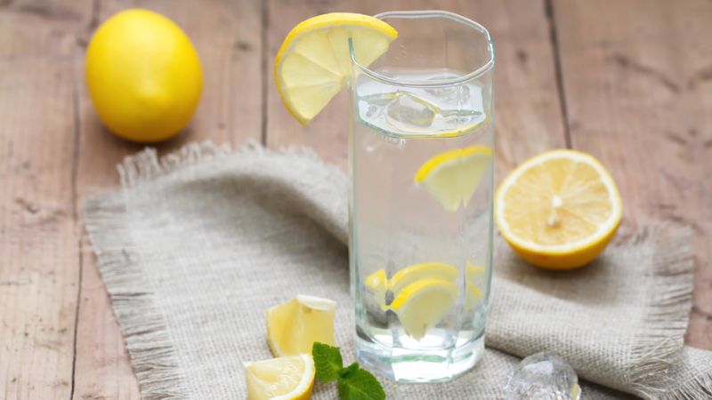 7 Reasons to Start Your Day With Lemon Water